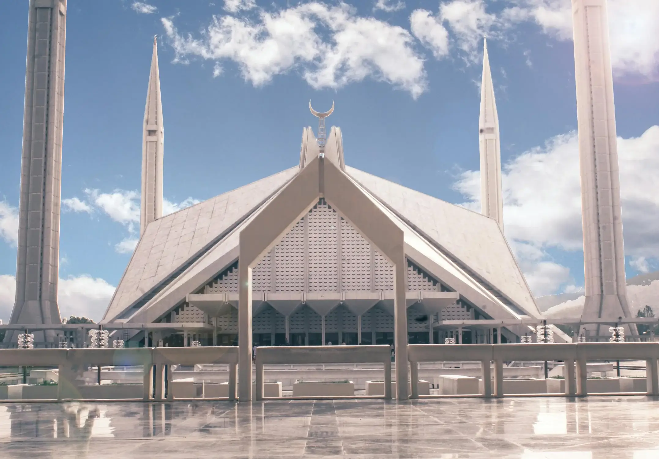 Places-to-visit-in-Islamabad-Shah-Faisal-Masjid-modern-mosque-building-