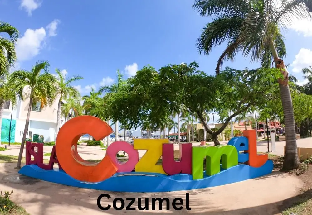 cozumel-colorful-sign-with-palm-trees-and-blue-sky-in-mexico