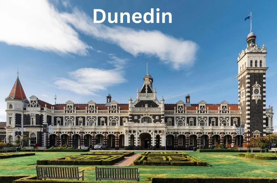 dunedin-railway-station-with-historic-architecture-in-new-zealand