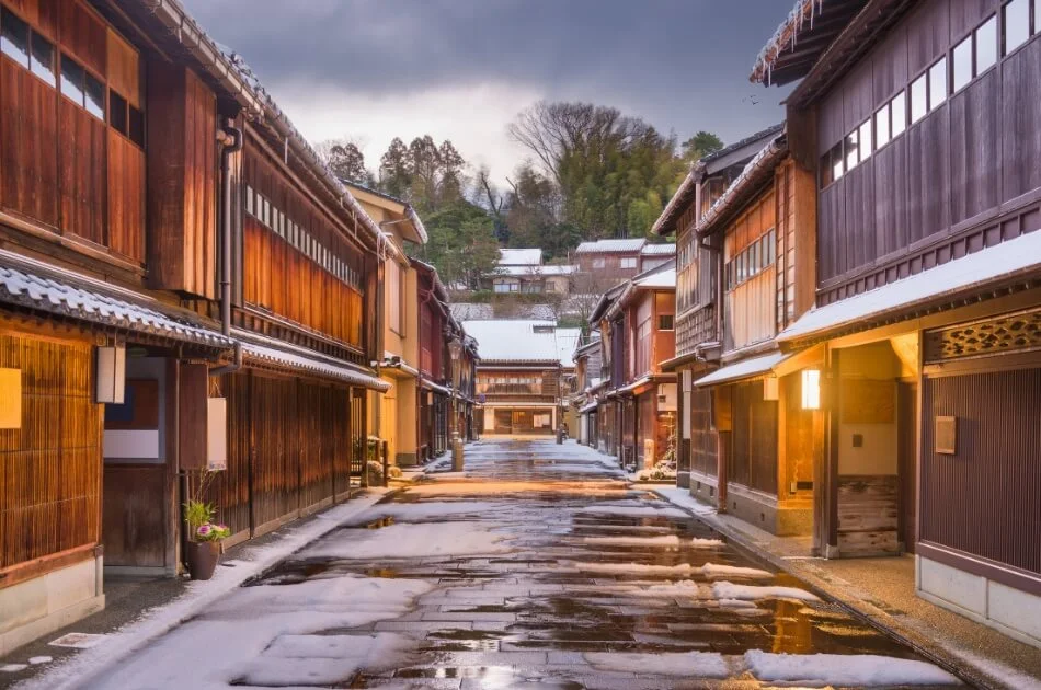 Traditional-Wooden-Houses-in-Kanazawa-Japan-Covered-with-Winter-Snow