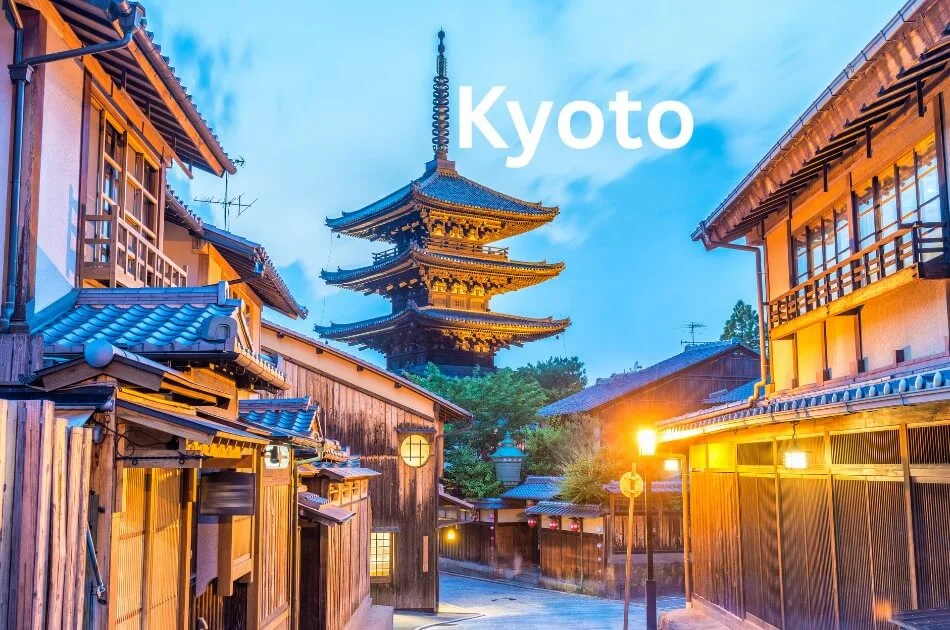 Famous-Yasaka-Pagoda-in-Kyoto-Japan-Surrounded-by-Traditional-Wooden-Buildings-at-Sunset