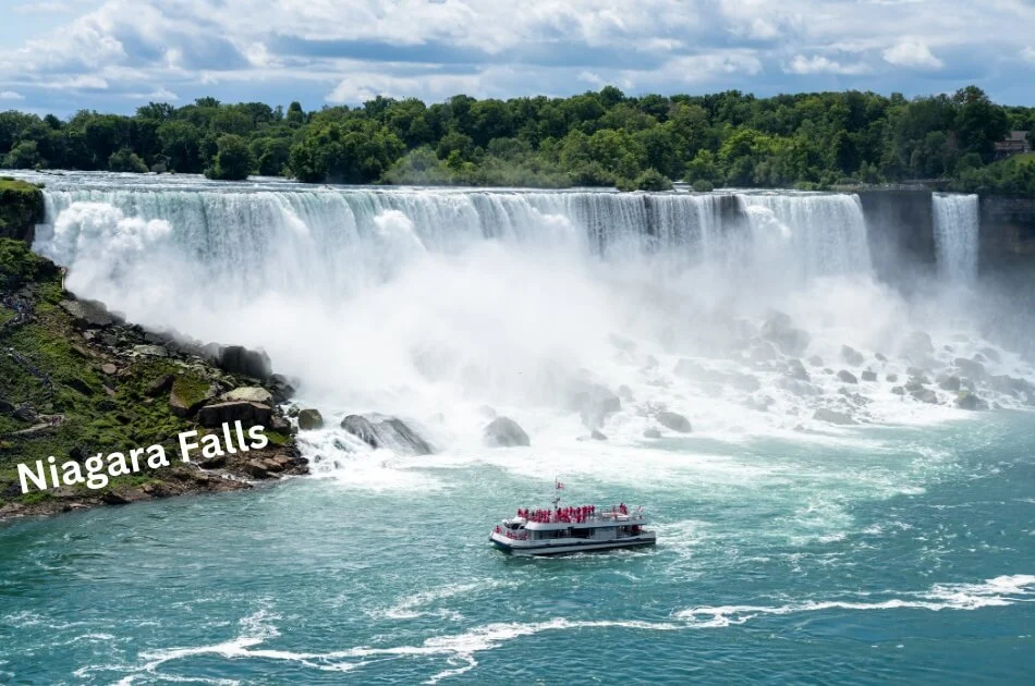 waterfalls-and-mist-at-niagara-falls-canada