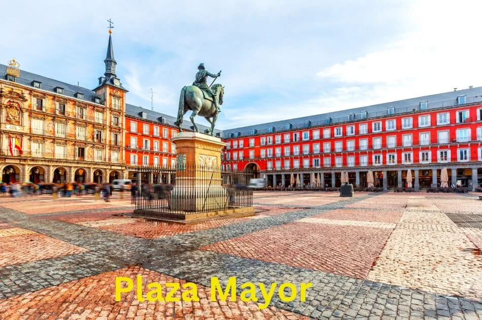 plaza-mayor-madrid-square-with-arches-and-crowds-in-spain